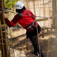 Nainen rengasesteellä 12 metrin korkeudessa Seikkailupuisto Huipussa