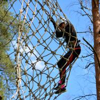 Tarzan-hypyn ilmalennon pysäyttää verkko− Seikkailupuisto Huippu.